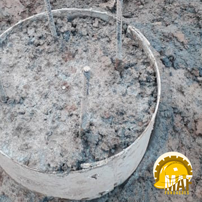 Estaca Strauss em processo de instalação com revestimento metálico removível e guincho