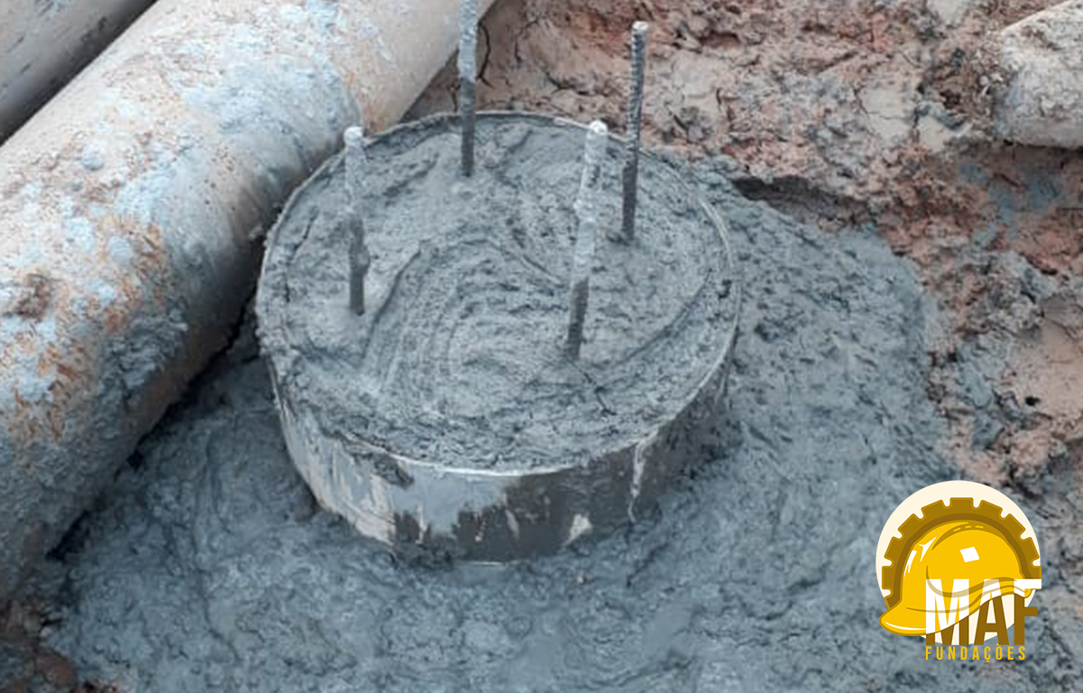 Estaca Strauss em processo de instalação com revestimento metálico removível e guincho