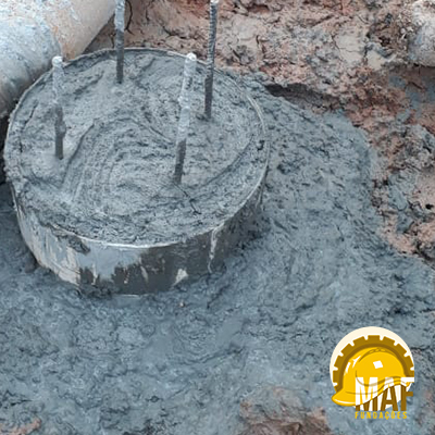 Estaca Strauss em processo de instalação com revestimento metálico removível e guincho