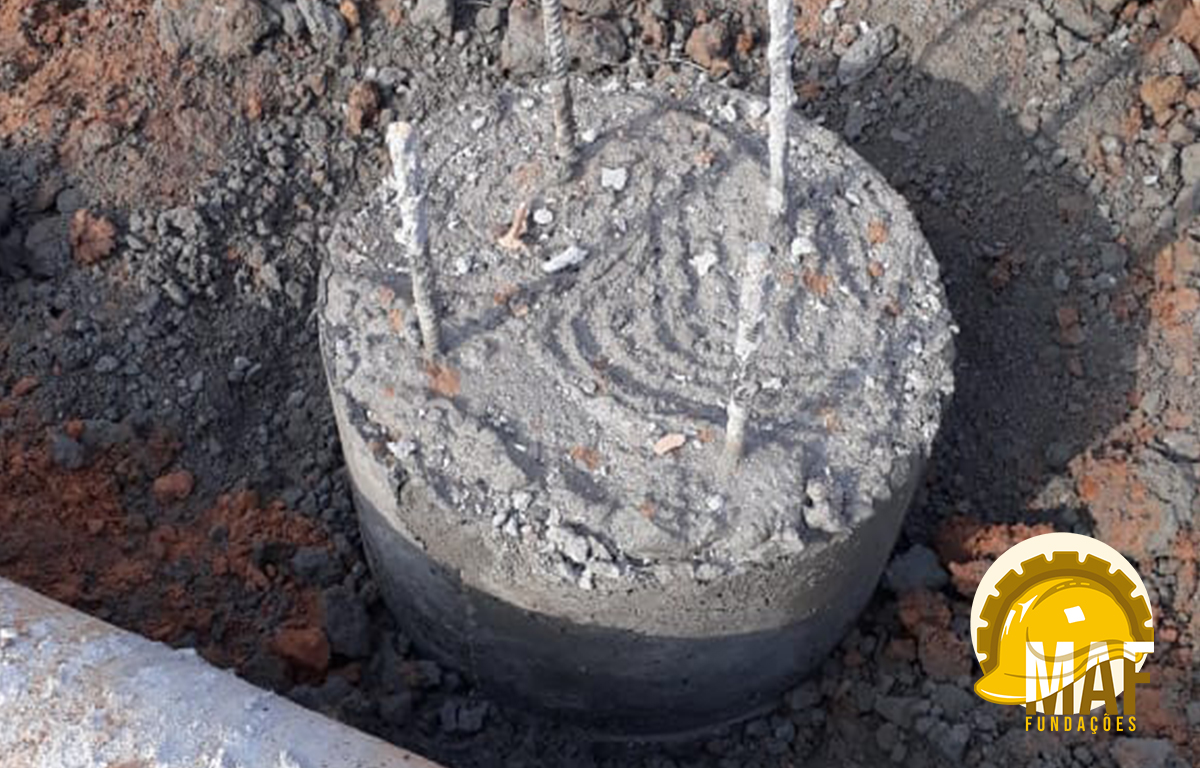 Estaca Strauss em processo de instalação com revestimento metálico removível e guincho