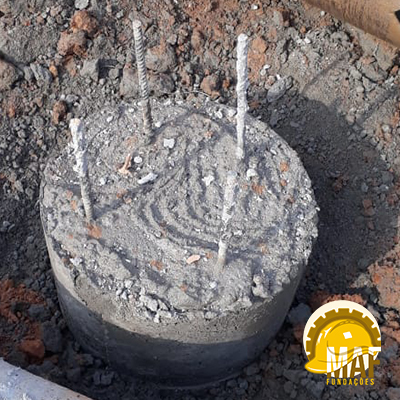 Estaca Strauss em processo de instalação com revestimento metálico removível e guincho