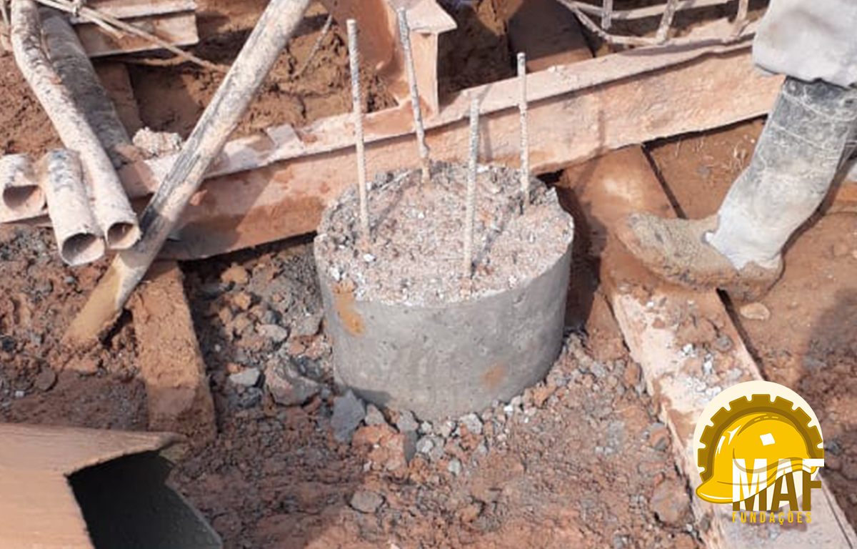 Estaca Strauss em processo de instalação com revestimento metálico removível e guincho