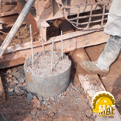 Estaca Strauss em processo de instalação com revestimento metálico removível e guincho