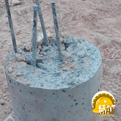 Estaca Strauss em processo de instalação com revestimento metálico removível e guincho