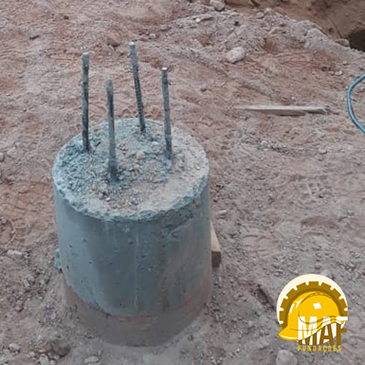 Estaca Strauss em processo de instalação com revestimento metálico removível e guincho