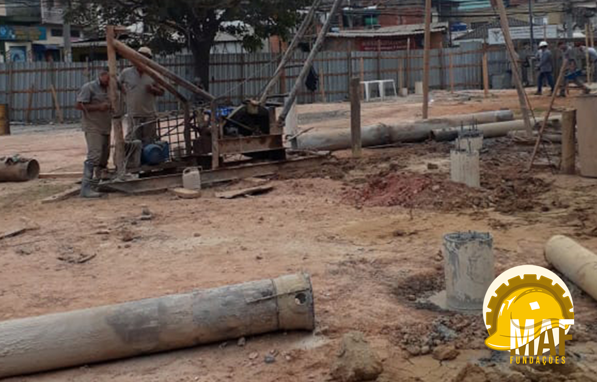 Estaca Strauss em processo de instalação com revestimento metálico removível e guincho