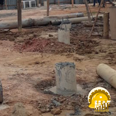 Estaca Strauss em processo de instalação com revestimento metálico removível e guincho