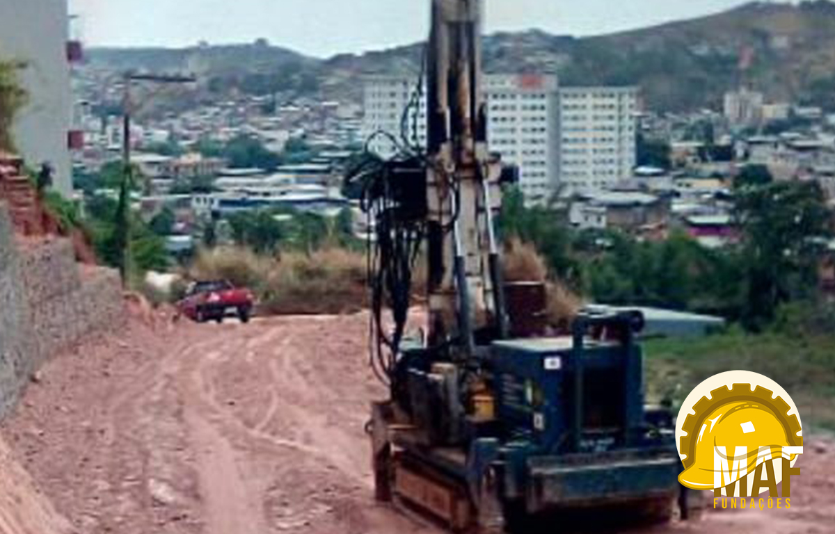 Foto da máquina de perfuração para Estaca Raiz utilizada pela MAF Fundações Ltda