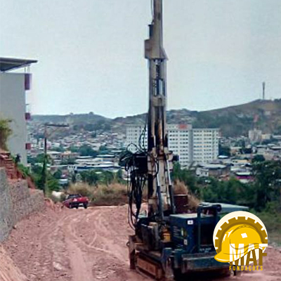 Foto da máquina de perfuração para Estaca Raiz utilizada pela MAF Fundações Ltda