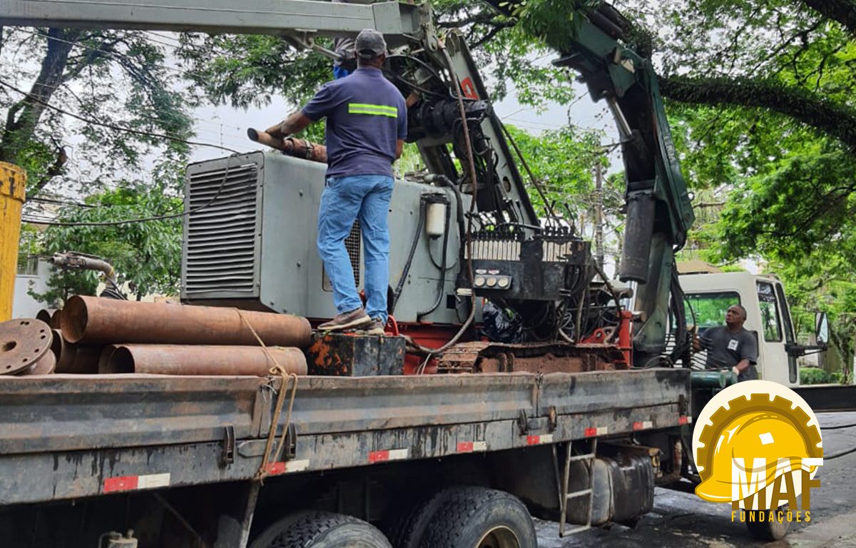 Maquina para Estaca Raiz em ação durante a obra da MAF Fundações