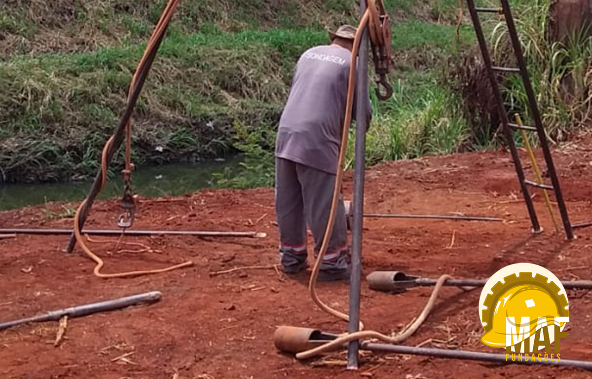 Equipamentos utilizados em sondagem SPT: martelo, hastes, amostrador, cabeça de bater e conjunto de perfuração