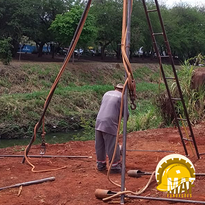 Equipamentos utilizados em sondagem SPT: martelo, hastes, amostrador, cabeça de bater e conjunto de perfuração