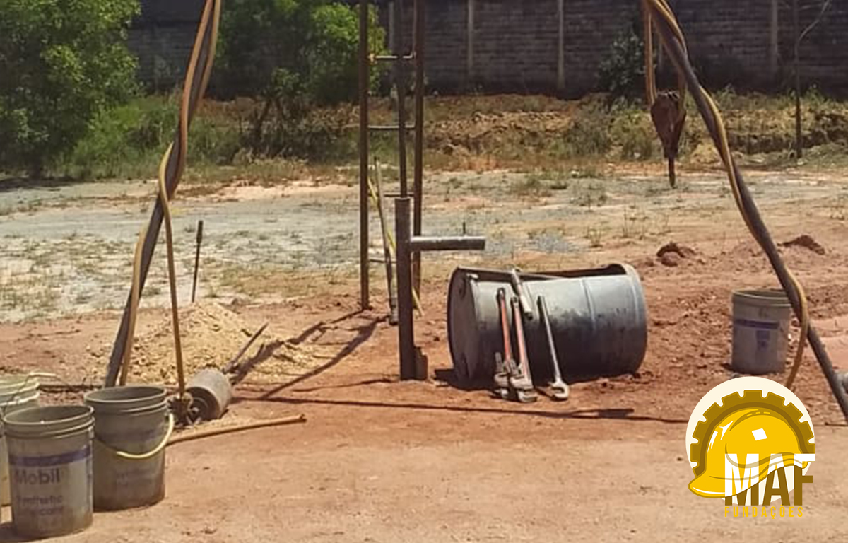 Equipamentos utilizados em sondagem SPT: martelo, hastes, amostrador, cabeça de bater e conjunto de perfuração