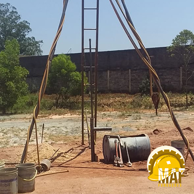 Equipamentos utilizados em sondagem SPT: martelo, hastes, amostrador, cabeça de bater e conjunto de perfuração