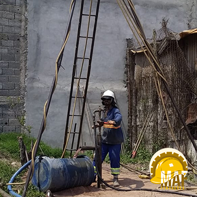 Equipamentos utilizados em sondagem SPT: martelo, hastes, amostrador, cabeça de bater e conjunto de perfuração