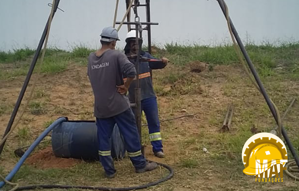 Equipamentos utilizados em sondagem SPT: martelo, hastes, amostrador, cabeça de bater e conjunto de perfuração