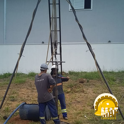 Equipamentos utilizados em sondagem SPT: martelo, hastes, amostrador, cabeça de bater e conjunto de perfuração