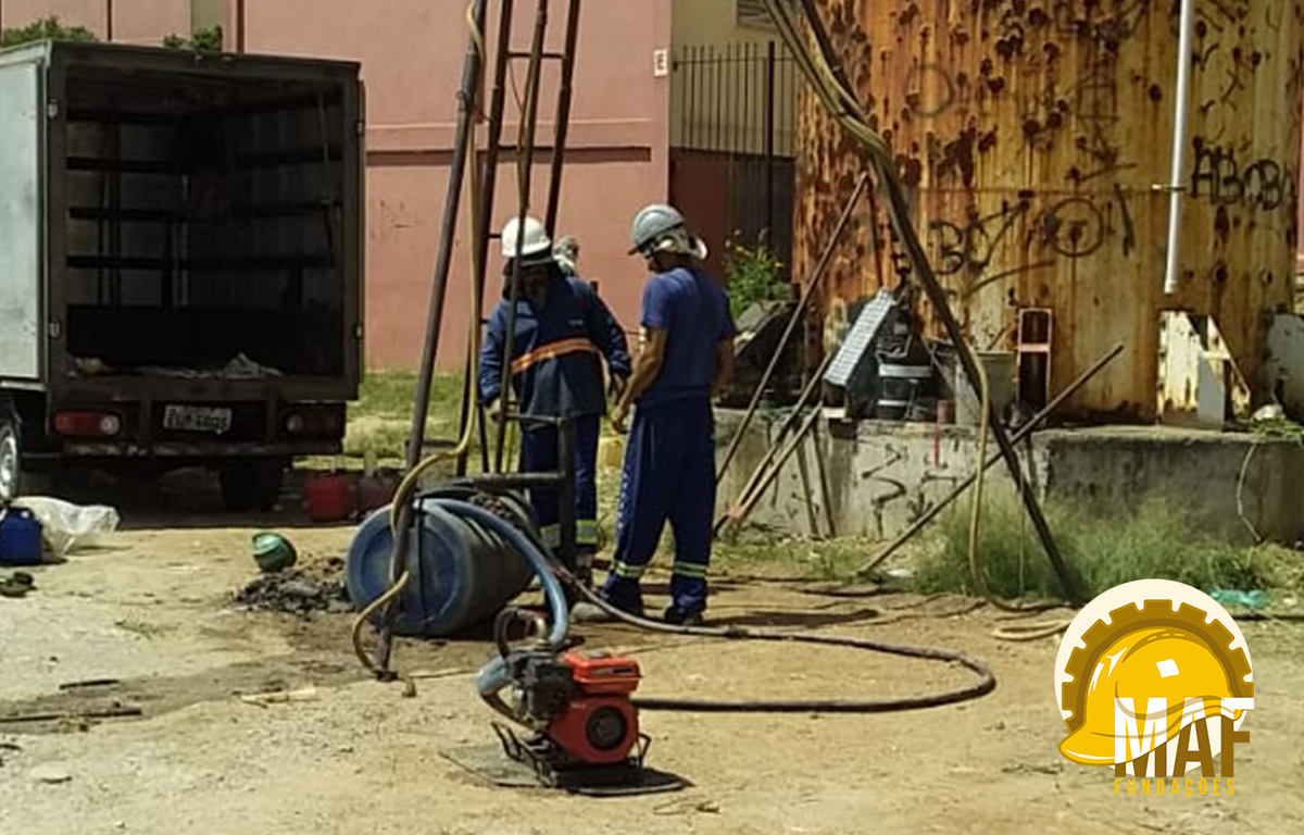 Equipamentos utilizados em sondagem SPT: martelo, hastes, amostrador, cabeça de bater e conjunto de perfuração