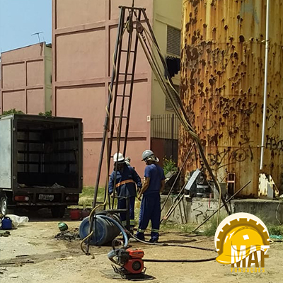 Equipamentos utilizados em sondagem SPT: martelo, hastes, amostrador, cabeça de bater e conjunto de perfuração