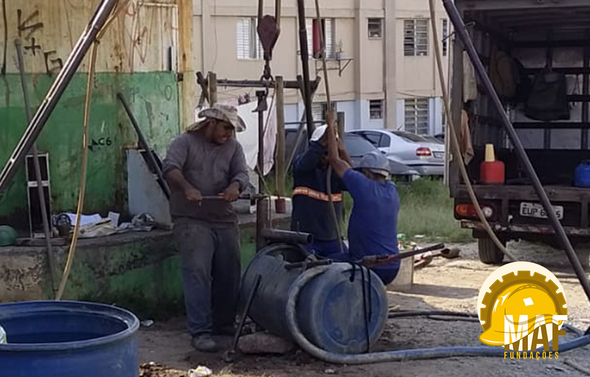 Equipamentos utilizados em sondagem SPT: martelo, hastes, amostrador, cabeça de bater e conjunto de perfuração