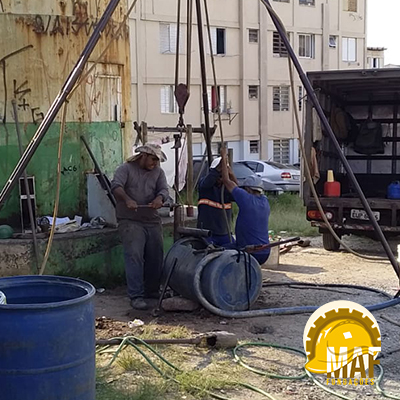 Equipamentos utilizados em sondagem SPT: martelo, hastes, amostrador, cabeça de bater e conjunto de perfuração